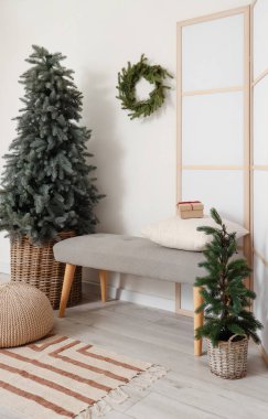 Gri banklı, Noel ağacı ve katlanan perdeli festival koridorunun içi.