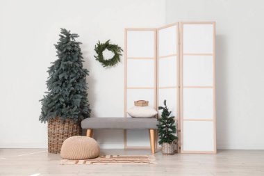 Gri banklı, Noel ağacı ve katlanan perdeli festival koridorunun içi.