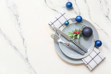 Beyaz grunge arka planda Noel yemeği için ökseotuyla servis edilen masa. Üst görünüm