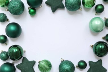 Beyaz arka planda farklı Noel toplarından yapılmış çerçeve