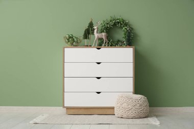 Noel dekoru ve ökseotu çelengi olan çekmeceler.