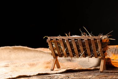 Bebek İsa 'nın yemliği ve örtüsü karanlık arka planda.