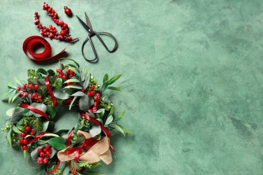 Güzel ökseotu çelengi Viburum, dekorasyon ve malzeme ile grunge yeşil arka plan