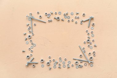 Farklı musluk cıvataları ve bej arka planda krom fındıklardan yapılmış çerçeve