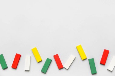 Gri arkaplanda renkli yapı taşları