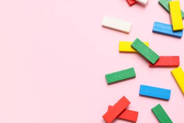 Pembe arka planda farklı yapı taşları