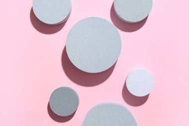 Pembe arkaplanda yuvarlak yapı taşları kümesi