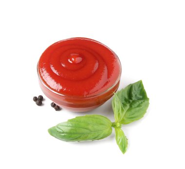 Lezzetli ketçaplı kase ve beyaz arka planda izole edilmiş malzemeler.