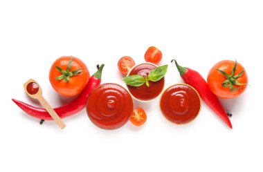 Lezzetli ketçaplı kaseler ve beyaz arka planda izole edilmiş malzemeler