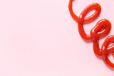 Pembe arka planda lezzetli ketçap deseni