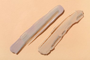 Bej arka planda makyaj temeli örnekleri