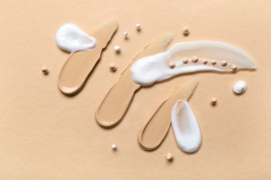 Bej arka planda makyaj vakfı ve kozmetik kremi örnekleri