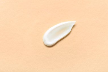 Bej arka planda kozmetik kremi örneği