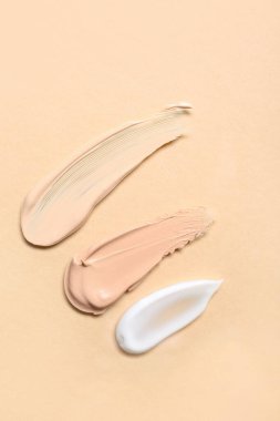 Bej arka planda makyaj vakfı ve kozmetik kremi örnekleri