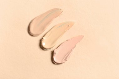 Hafif arkaplanda makyaj temeli örnekleri