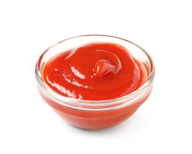 Lezzetli ketçaplı cam kase beyaz arka planda izole edilmiş, yakın plan.