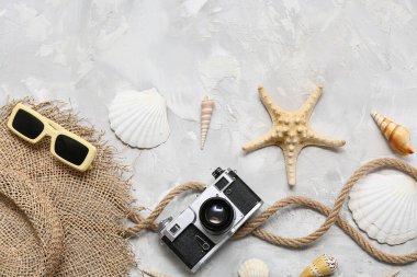 Arkaplanda deniz kabukları olan plaj aksesuarları.