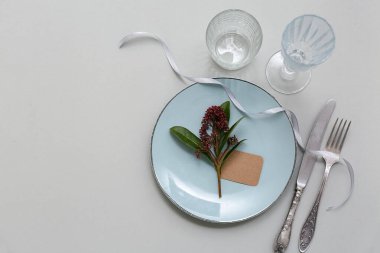 Gri arka planda skimmia japonica bitkisi olan güzel bir masa.