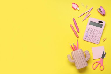 Sarı arka planda okul kırtasiyesiyle kompozisyon