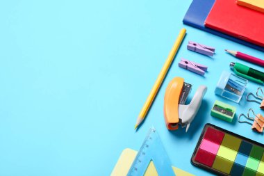 Mavi arkaplanda farklı okul kırtasiyesine sahip kompozisyon, yakın plan