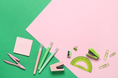 Renk arka plan üzerinde farklı okul Kırtasiye ile kompozisyon