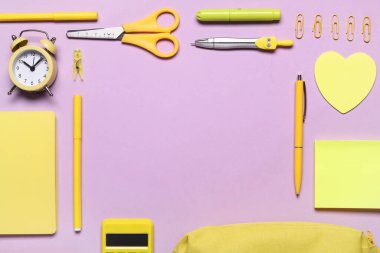 Okul kırtasiyesinden yapılmış çerçeve ve eflatun arka planda alarm saati