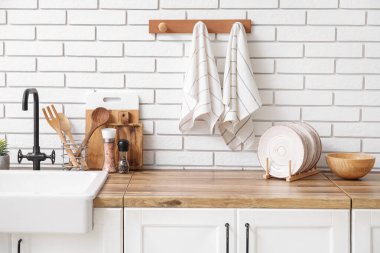 Mutfaktaki beyaz tuğla duvara asılı temiz peçeteler.