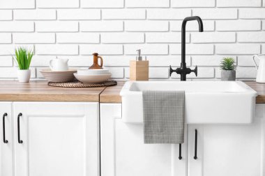 Mutfakta lavabosu ve temiz peçetesi olan tezgahlar.