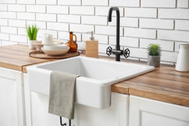 Mutfakta lavabosu ve temiz peçetesi olan tezgahlar.