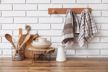 Mutfakta bulaşık takımı, kap kacak ve temiz peçeteler var.