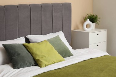 Rahat yatağında yastıklar olan modern yatak odası, yakın çekim.