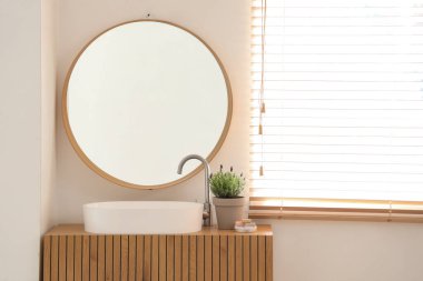 Modern banyoda lavabonun yanında lavanta çiçekleri olan tencere.