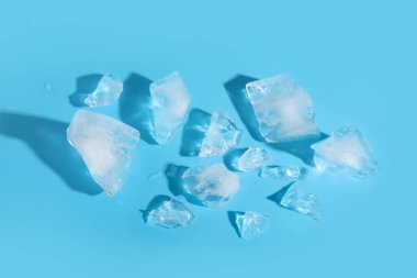 Mavi zemin üzerinde donmuş buz parçaları