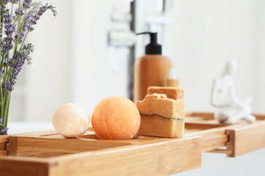 Banyo bombaları ve sabunluklar banyonun içindeki banyo tepsisinde, yakın plan.