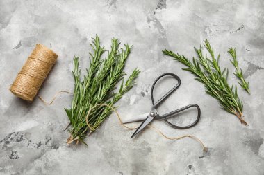 Gri grunge arka planda ip ve makas makaralı taze biberiye