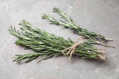 Gri arka plan üzerinde taze biberiye demet