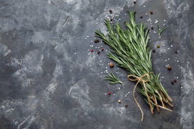 Biberiyeli taze biberiye ve gri grunge arka planda deniz tuzu.