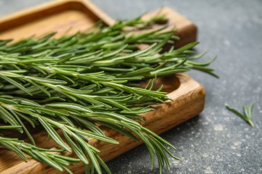 Gri grunge arka planda taze biberiyeli ahşap tahta.