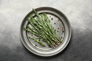 Taze biberiye, biber ve deniz tuzu ile gri grunge arkaplan