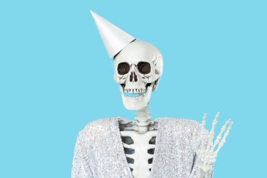 Parti şapkalı insan iskeleti mavi arka planda el kaldırıyor, yakın plan.