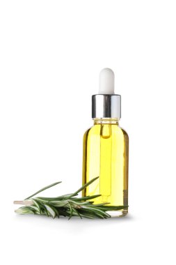 Beyaz arka planda izole edilmiş bir şişe biberiye yağı, yakın plan.