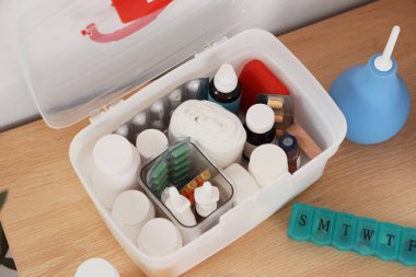 Banyodaki masada ilaçlı ilk yardım çantası, yakın plan.