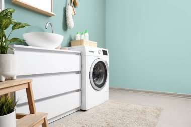 Modern çamaşır makinesi, merdiven ve çekmeceler lavabonun içinde, yakın plan.