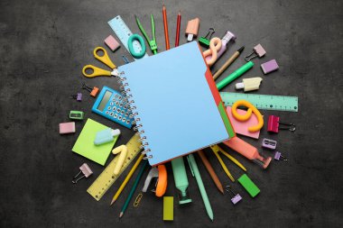 Not defteri ve siyah grunge geçmişi ile ilgili farklı okul malzemeleri.