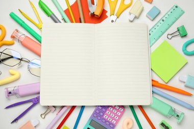 Açık defterli kompozisyon ve beyaz arkaplanda farklı okul sayfası, yakın plan