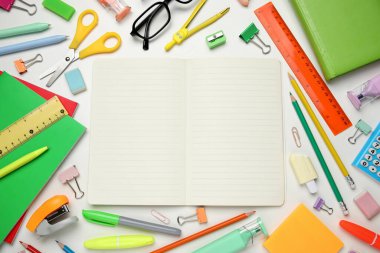 Açık defterden yapılmış çerçeve ve beyaz arkaplanda farklı okul sayfası, yakın plan