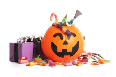 Cadılar Bayramı için balkabağı şeklinde kazan, hediye kutusu ve beyaz arka planda izole edilmiş iskelet el.