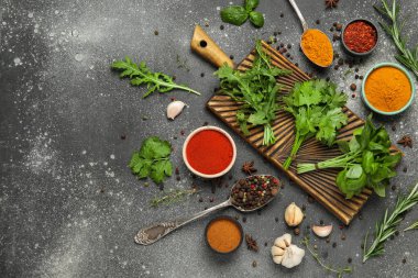 Siyah grunge arka planında farklı otlar ve baharatlar