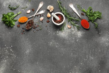 Siyah grunge arka planında bitkiler ve baharatlarla kompozisyon