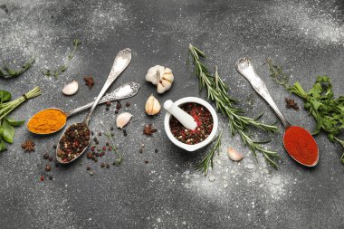 Siyah grunge arka planında bitkiler ve baharatlarla kompozisyon